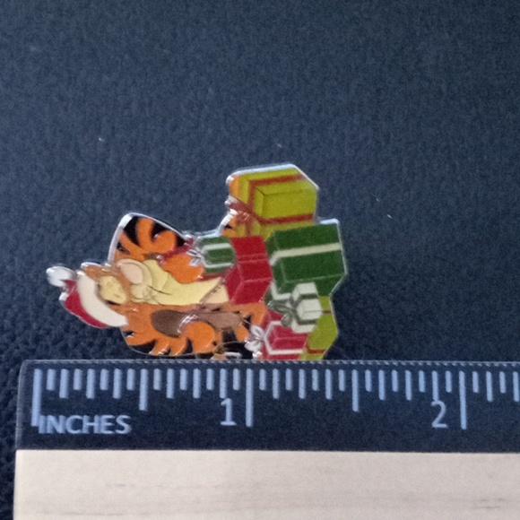DISNEY CHRISTMAS TIGGER WITH PRESANTS - Picture 4 of 5